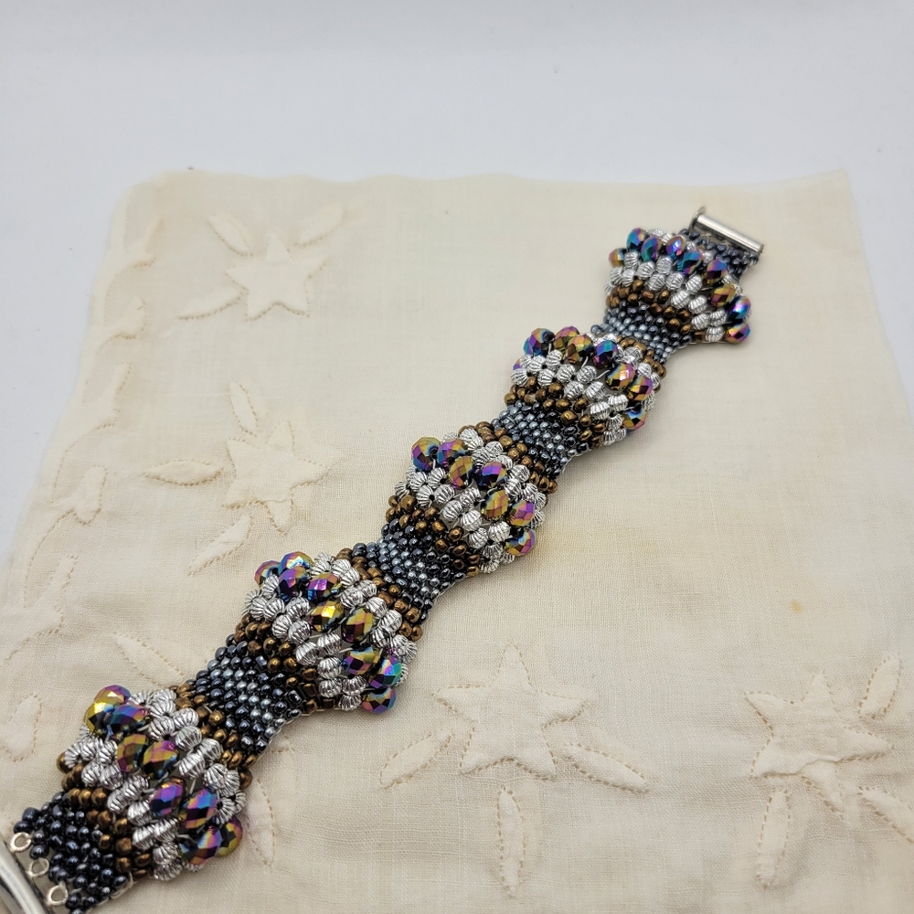 CHARLIZE GRAMMYS BEAUTIFUL BRACELET
